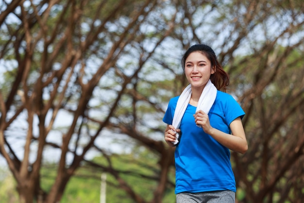 mooie fitness vrouw die in park loopt