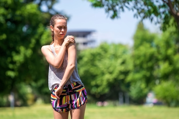 Mooie fitness vrouw loper met pijn in de schouder