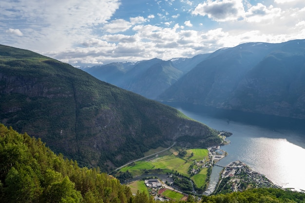 Mooie fjord in Noorwegen. Bovenaanzicht.
