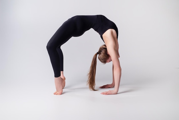 Mooie flexibele fit meisje die fit oefening doet Sportieve fit vrouw die yoga beoefent stretch gespleten benen Fitness model die yoga of pilates oefening doet Yoga Slim sport fit meisje