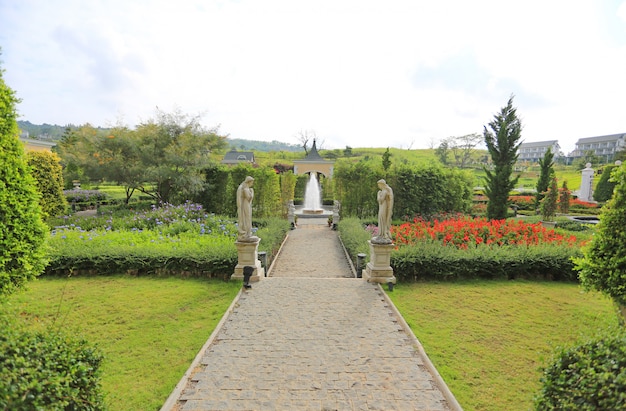 Mooie fontein in de bloementuin.