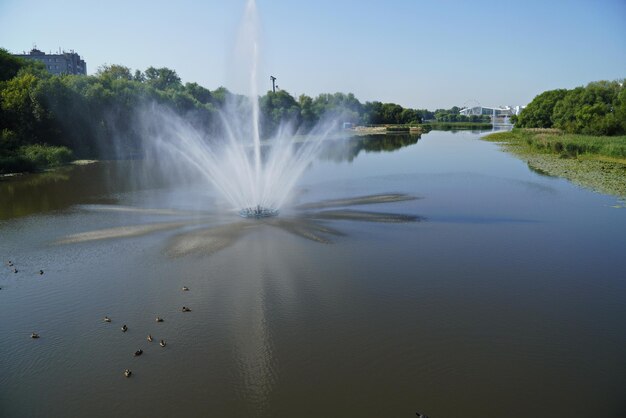 Mooie fontein op de Sviyaga-rivier Ulyanovsk