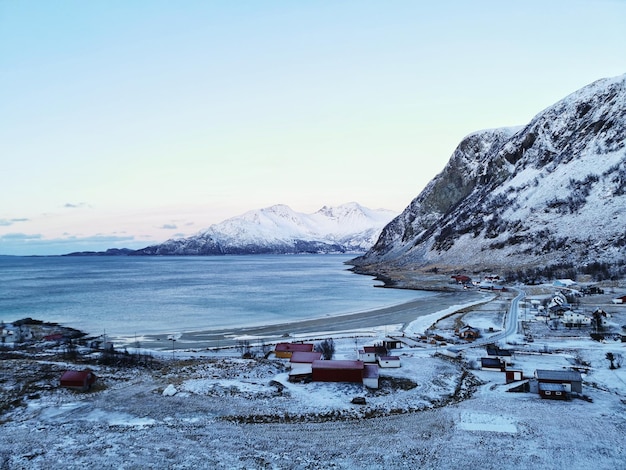 Mooie foto van besneeuwde bergen en landschap op het eiland Kvaloya in Noorwegen