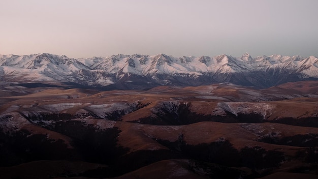 Mooie foto van de besneeuwde bergen. Herfstweer, natuurreizen in Rusland. Zonnige buitengezichten, geweldig panorama.