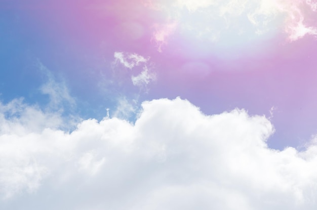 Mooie foto van de blauwe hemel witte wolken en vallende zonnestralen
