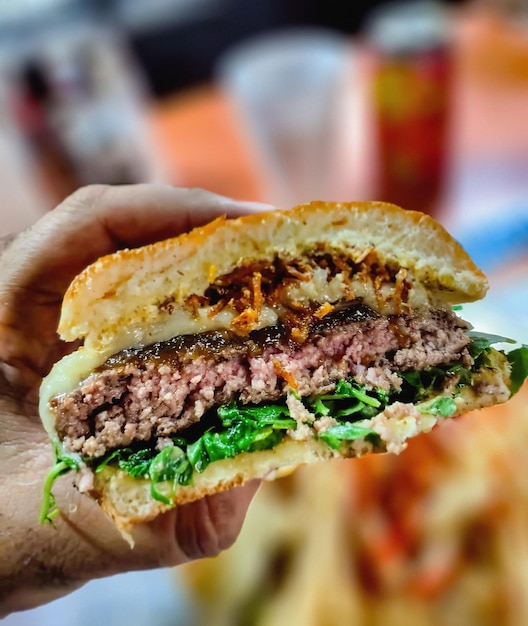 mooie foto van hamburger met vleessla en veel ingrediënten