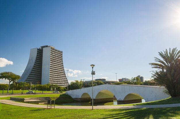 Mooie foto van het plein van de azoreanen-brug en monument voor de azoreanen op een zonnige dag