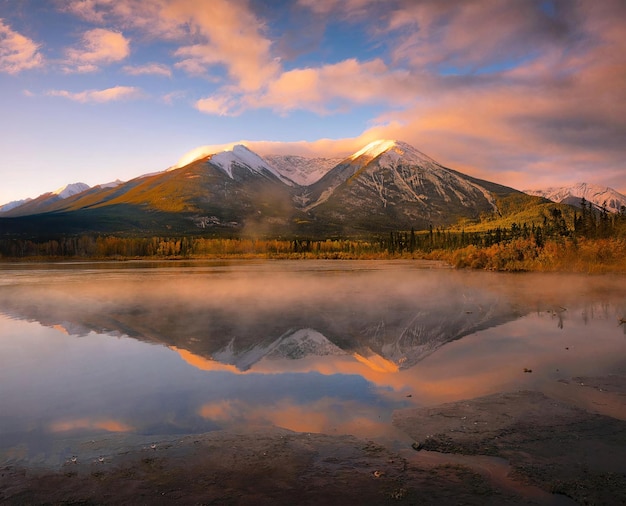 Mooie foto van zonlicht op Rocky Mountains naast de rivier