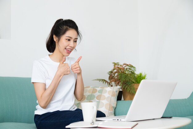 Mooie freelancer vrouw praten over videoconferentie online met laptop thuis