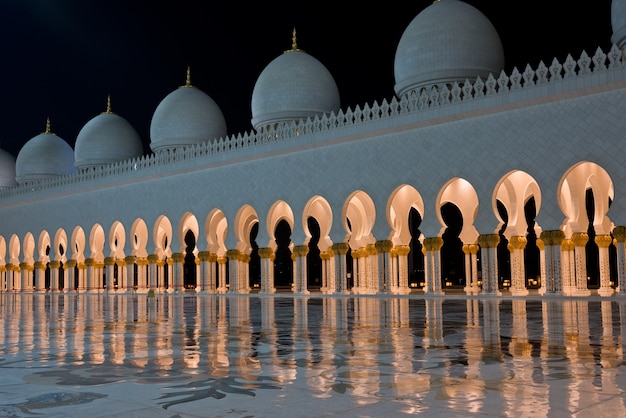 Mooie galerij van de beroemde Sheikh Zayed White Mosque in Abu Dhabi, VAE 's nachts