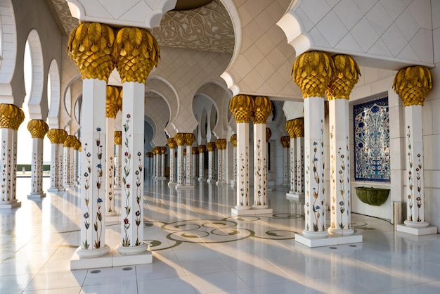 Mooie galerij van de beroemde sheikh zayed white mosque in abu dhabi, vae