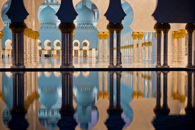 Mooie galerij van de beroemde Sheikh Zayed White Mosque in Abu Dhabi, Verenigde Arabische Emiraten 's nachts