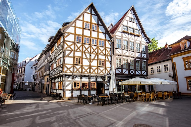 Mooie gebouwen in de oude stad van erfurt tijdens het ochtendlicht in duitsland