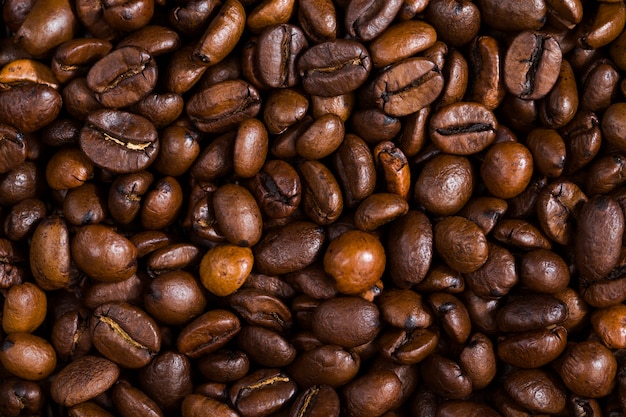 Mooie gebrande koffiebonen, volle granen voor het maken van dranken, bevatten cafeïne