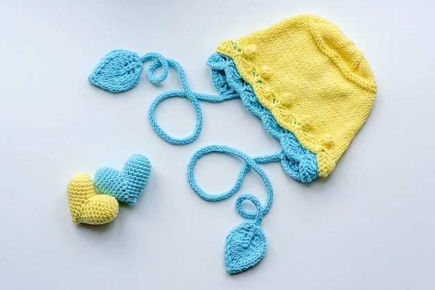 Mooie gebreide kleding en speelgoed voor een pasgeboren baby.