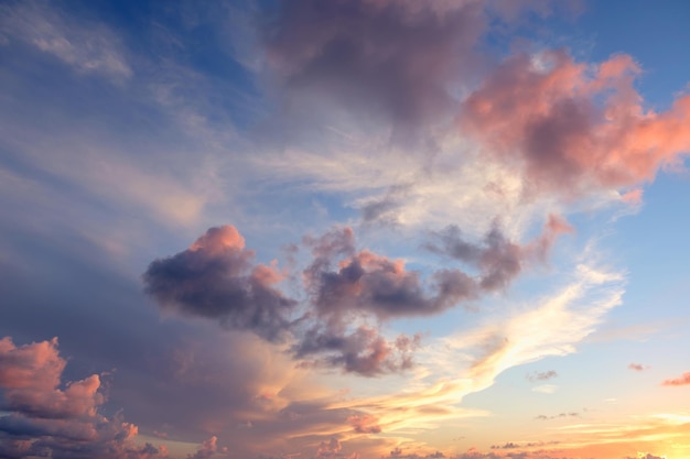 Mooie gekleurde bewolkte avondlucht. Hemel met wolken bij zonsondergang. Abstracte hemelachtergrond.