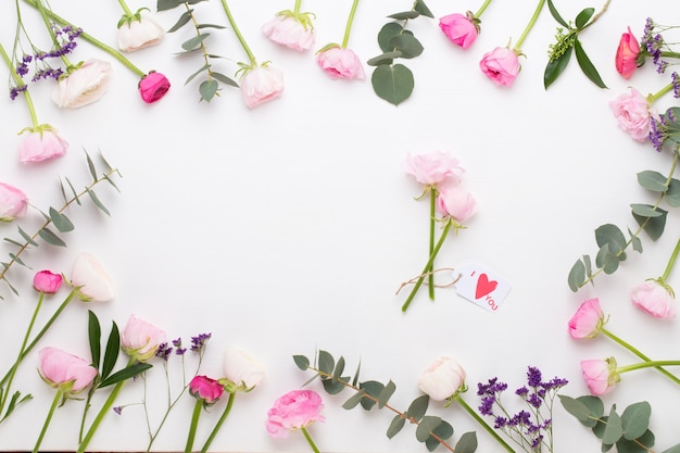 Mooie gekleurde ranunculus bloemen op een witte achtergrond. Valentijnsdag wenskaart.