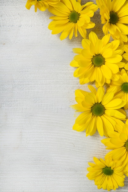 Mooie gele bloemen op een houten tafel