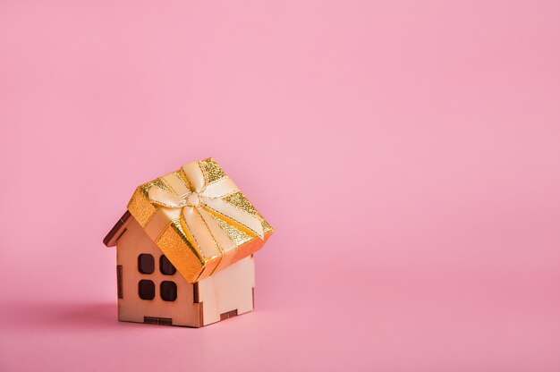 Mooie gele doos met een strik op een houten huis