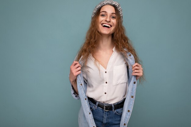 mooie gelukkig lachende jonge donkerblonde krullende vrouw