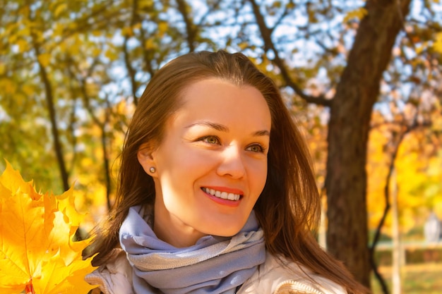 Mooie gelukkig lachende vrouw in herfst park