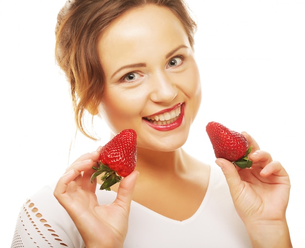 Mooie gelukkig lachende vrouw met aardbei