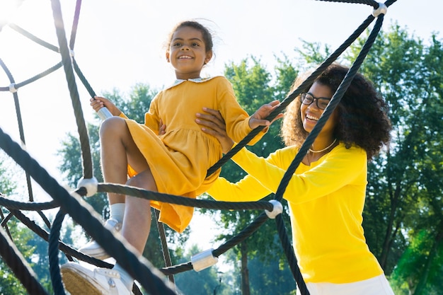 Mooie gelukkige Afro-Amerikaanse familiebinding in het park - Zwarte familie die buiten plezier heeft