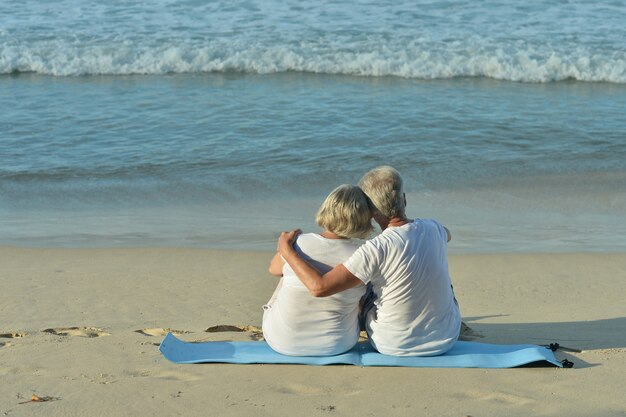 Mooie gelukkige bejaarde echtpaar rust in tropisch resort, achteraanzicht