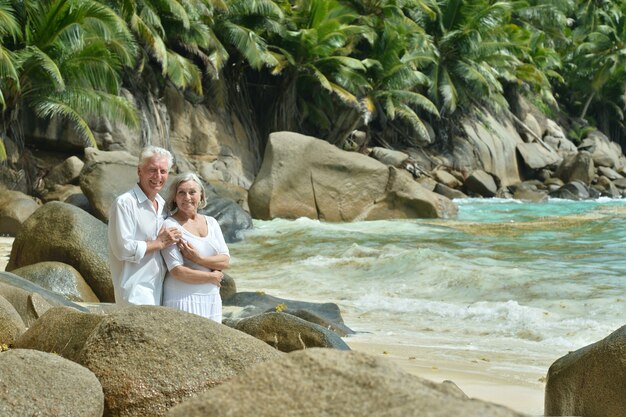 Mooie gelukkige bejaarde echtpaar rust in tropisch resort