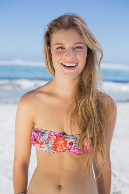 Mooie gelukkige blonde op het strand