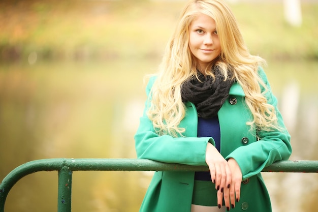 mooie gelukkige blonde vrouw in het herfstpark