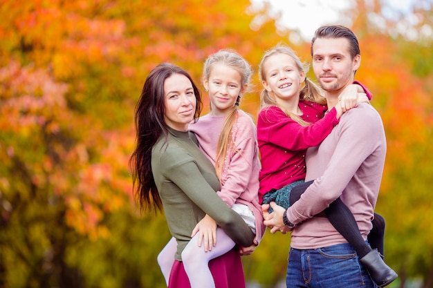 Mooie gelukkige familie van vier in herfstdag buitenshuis