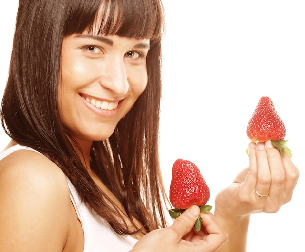 mooie gelukkige glimlachende vrouw met aardbei