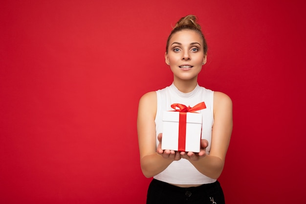 Mooie gelukkige jonge blonde vrouw