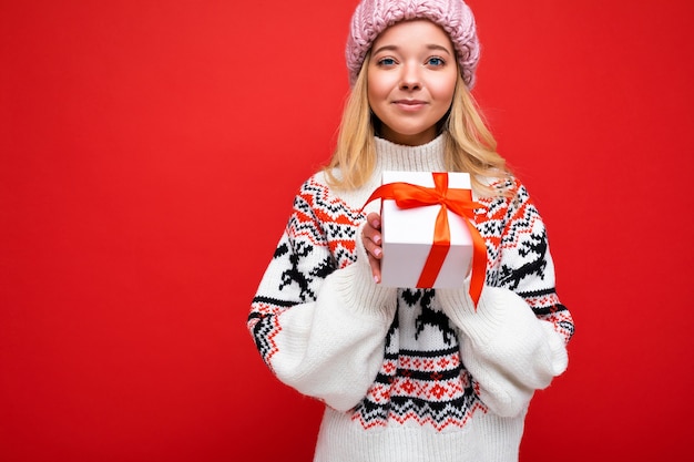 Mooie gelukkige jonge blonde vrouw