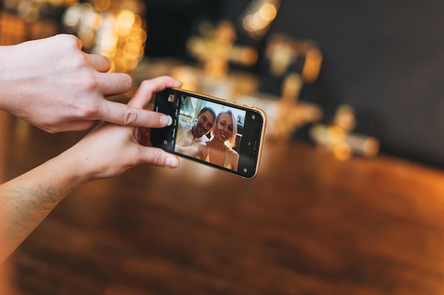 Mooie gelukkige paar jonge familie selfie te nemen op de mobiele telefoon