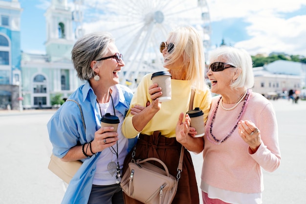 Mooie gelukkige senior vrouwen winkelen in het stadscentrum