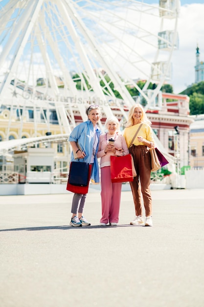 Mooie gelukkige senior vrouwen winkelen in het stadscentrum