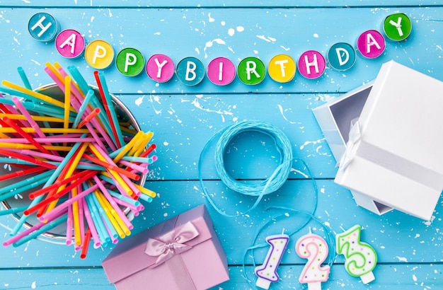 Mooie gelukkige verjaardagskaart met ballonnen en fotolijstjes