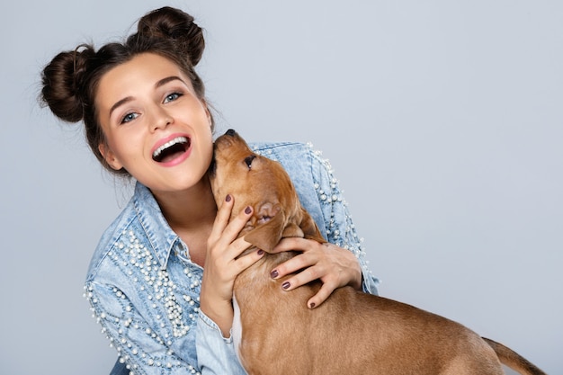 Mooie gelukkige vrouw en kleine staffordshire terriër