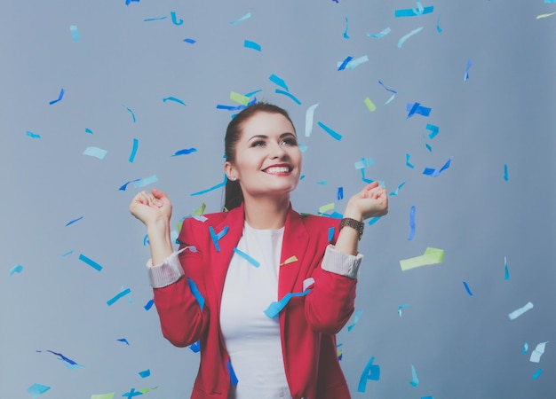 Mooie gelukkige vrouw op feest met confetti verjaardag of oudejaarsavond vieren concept