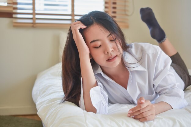 Mooie gelukkige vrouwen staan op slaapkamerochtend op