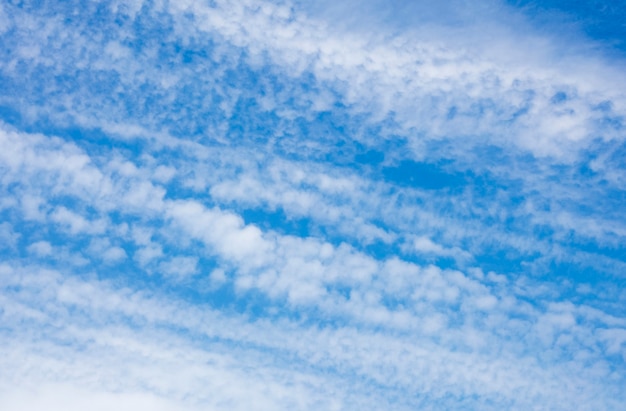 Mooie geribbelde wolken op een mooie, blauwe lucht. Achtergrond, textuur