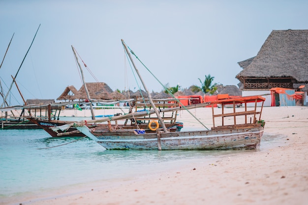 Mooie gezellige baai met boten en helder turquoise water