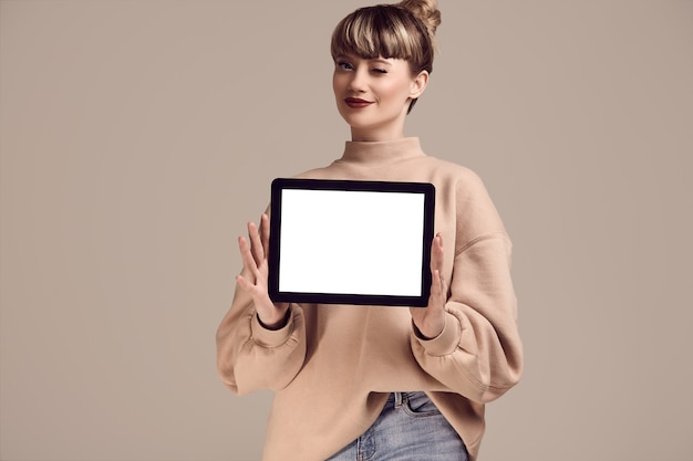 Mooie glamour blonde hipster vrouw met digitale tablet