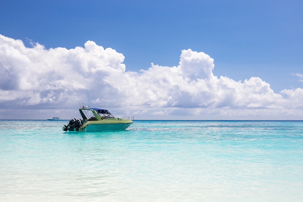 Mooie glasheldere overzees en wit zandstrand met boot bij Tachai-eiland, Andaman, Thailand