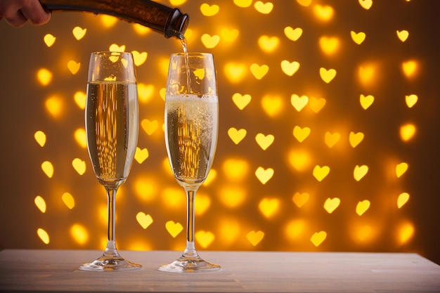 mooie glazen champagne op een onscherpe achtergrond van harten close-up
