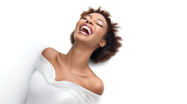 Mooie glimlach jonge vrouw Witte tanden op witte achtergrond