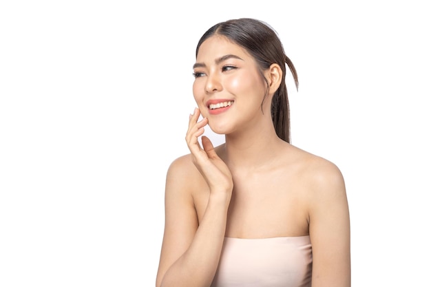 Mooie glimlach van jonge schoonheid mooie Aziatische vrouw schone frisse gezonde witte huid gezichtsbehandeling Aziatische meisje model met mode make-up huidverzorging aanraken op facespa en beauty concept