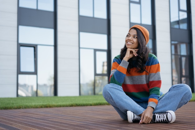 Mooie glimlachende African American vrouw buiten ontspannen